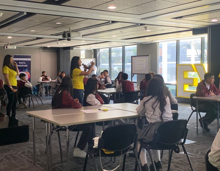 Adolescentes y jóvenes del Colegio José María Vargas Vila de Bogotá recibirán capacitaciones en habilidades digitales, que les facilitarán el acceso a oportunidades económicas, a través del currículum Future Skills Workshops de EY.