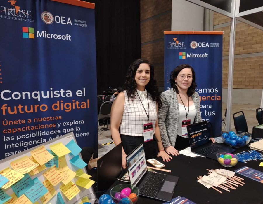 Representantes de The Trust for the Americas en stand durante la FIIE 2024